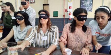 A deputada Simone Marquetto (MDB) durante uma experiência sensorial. (Divulgação)