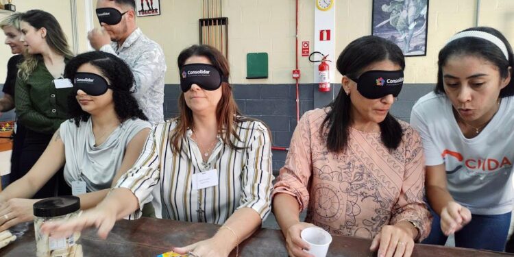 A deputada Simone Marquetto (MDB) durante uma experiência sensorial. (Divulgação)