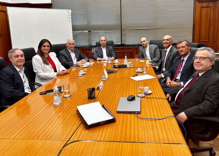 Deputada federal Simone Marquetto participa de audiência com secretário Estadual da Fazenda e diretoria da Secovi em São Paulo. (Divulgação)