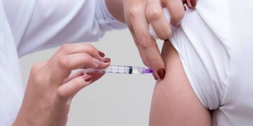 Com o objetivo de fortalecer o sistema imunológico, as vacinas estimulam a produção de anticorpos que combatem agentes infecciosos – como vírus e bactérias – e evitam o adoecimento. (Agência Brasil)