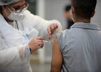 A vacinação é a forma mais eficaz de frear a contaminação e o surgimento de novas variantes do coronavírus. (Agência Brasil)