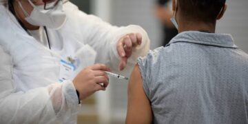 A vacinação é a forma mais eficaz de frear a contaminação e o surgimento de novas variantes do coronavírus. (Agência Brasil)