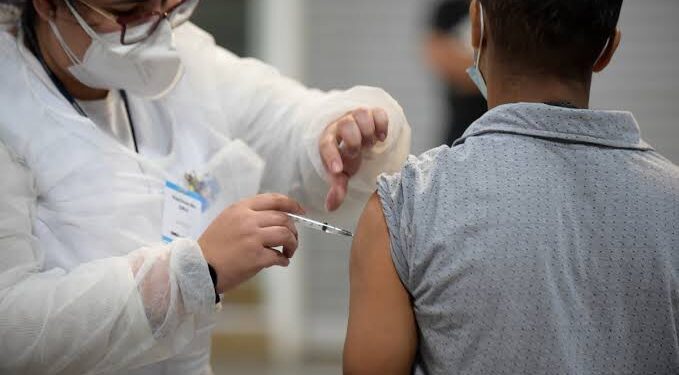 A vacinação é a forma mais eficaz de frear a contaminação e o surgimento de novas variantes do coronavírus. (Agência Brasil)