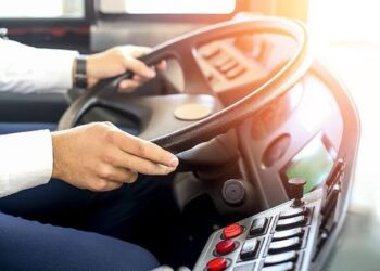 Para concorrer a vaga, o interessado deve ter ensino fundamental completo, CNH categoria D e curso de transporte coletivo de passageiro. (Freepik)