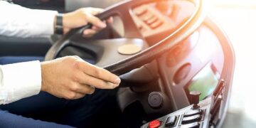Para concorrer a vaga, o interessado deve ter ensino fundamental completo, CNH categoria D e curso de transporte coletivo de passageiro. (Freepik)