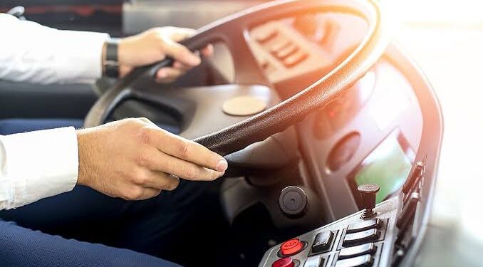 Para concorrer a vaga, o interessado deve ter ensino fundamental completo, CNH categoria D e curso de transporte coletivo de passageiro. (Freepik)