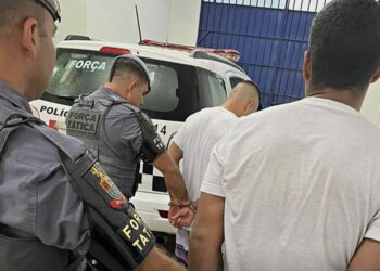 Policiais conduzem dois homens foragidos da Penitência de Itapetininga. (Divulgação/Polícia Militar)