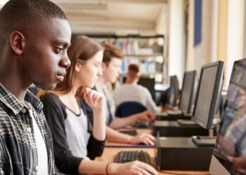 O programa tem como objetivo não só gerar empregos, mas também contribuir com a educação dos jovens e estimular o crescimento econômico de comércios e negócios locais. (Divulgação)