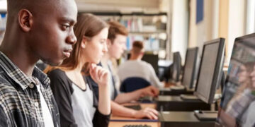 O programa tem como objetivo não só gerar empregos, mas também contribuir com a educação dos jovens e estimular o crescimento econômico de comércios e negócios locais. (Divulgação)