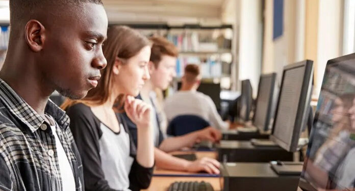 O programa tem como objetivo não só gerar empregos, mas também contribuir com a educação dos jovens e estimular o crescimento econômico de comércios e negócios locais. (Divulgação)