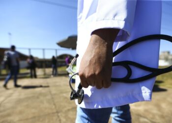 Médicos chegam ao local de prova para a segunda etapa do Exame Nacional de Revalidação de Diplomas Médicos Expedidos por Instituição de Educação Superior Estrangeira (Revalida) 2020, em Brasília. (Marcelo Camargo/ Agência Brasil)