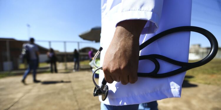 Médicos chegam ao local de prova para a segunda etapa do Exame Nacional de Revalidação de Diplomas Médicos Expedidos por Instituição de Educação Superior Estrangeira (Revalida) 2020, em Brasília. (Marcelo Camargo/ Agência Brasil)