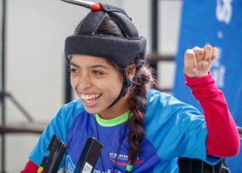 A paratleta itapetiningana, Nataxa Aparecida de Andrade comemora o resultado na competição. (Divulgação/Associação Nacional do Desporto para Deficientes)