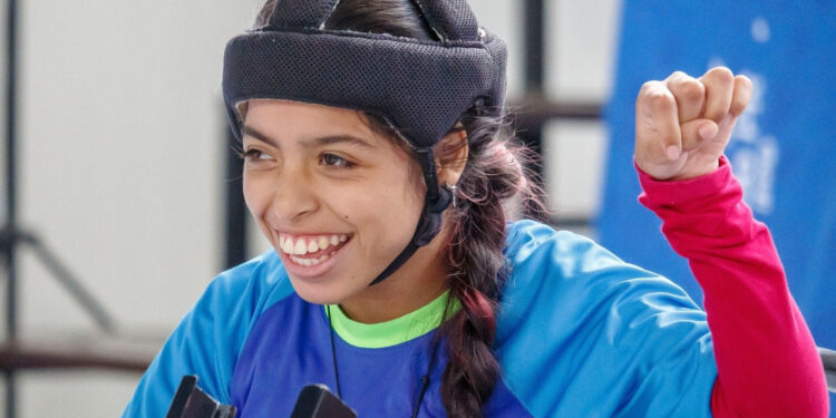 A paratleta itapetiningana, Nataxa Aparecida de Andrade comemora o resultado na competição. (Divulgação/Associação Nacional do Desporto para Deficientes)