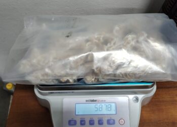 Dentro do quarto do suspeito foram encontradas sacolas com 2.100 porções de crack. (Divulgação/Polícia Civil)