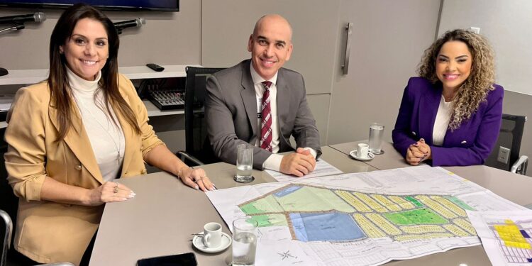 A deputada federal Simone Marquetto (MDB-SP) participou de uma audiência com a prefeita de Bauru, Suellen Rosim e o Secretário Nacional da Habitação do Ministério das Cidades, Hailton Madureira. (Divulgação)