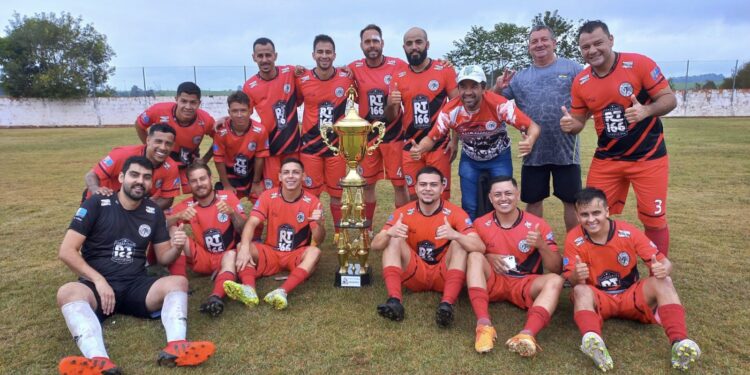 O Jardim Brasil levantou o troféu da Supercopa ao vencer o time Salve Quebrada pelo placar de 2x1. (Divulgação)