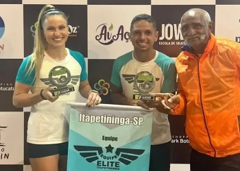 Os atletas Tiago Anderson, mais conhecido como “Motoka” e Francieli Franco ao lado do professor Cipriano. (Divulgação)