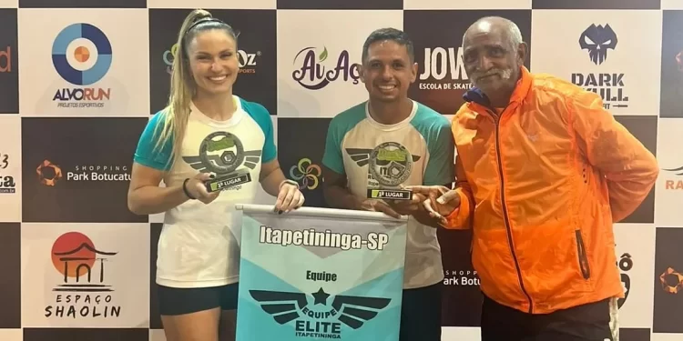 Os atletas Tiago Anderson, mais conhecido como “Motoka” e Francieli Franco ao lado do professor Cipriano. (Divulgação)