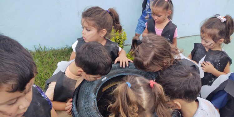 Durante a ação os alunos têm a oportunidade de conhecer as formas de contágio, prevenção e tratamento, identificar as causas de ocorrência das endemias. (Divulgação/Prefeitura de Itapetininga)