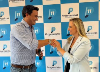 O deputado federal e presidente do Partido Progressistas, Maurício Neves, oficializou filiação de Alessandra Gonzaga na legenda em Encontro Regional na cidade de Tatuí. (Divulgação)