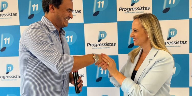 O deputado federal e presidente do Partido Progressistas, Maurício Neves, oficializou filiação de Alessandra Gonzaga na legenda em Encontro Regional na cidade de Tatuí. (Divulgação)