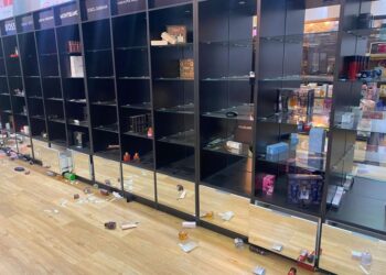 O crime aconteceu no dia 9 de abril, quando quatro criminosos altamente especializados, todos encapuzados, trajando blusas de moletom, máscaras e luvas arrombaram a porta de entrada e invadiram a perfumaria localizada na Rua Cel. Fernando Prestes, na área central da cidade. (Polícia Civil)