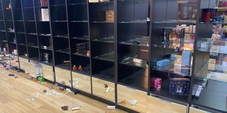 O crime aconteceu no dia 9 de abril, quando quatro criminosos altamente especializados, todos encapuzados, trajando blusas de moletom, máscaras e luvas arrombaram a porta de entrada e invadiram a perfumaria localizada na Rua Cel. Fernando Prestes, na área central da cidade. (Polícia Civil)