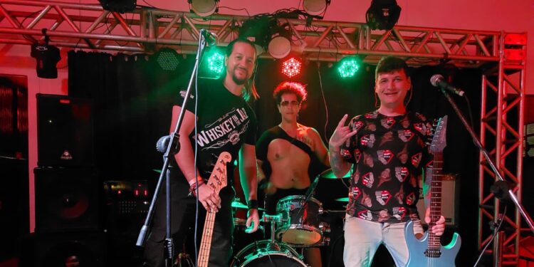 A banda é formada por Ricksson (bateria), Israel (contrabaixo) e Ivan na voz e guitarra. (Divulgação)