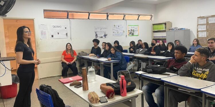 A palestra foi ministrada pela Delegada Júlia Nunes Machado, titular da DDM do município. (Divulgação)