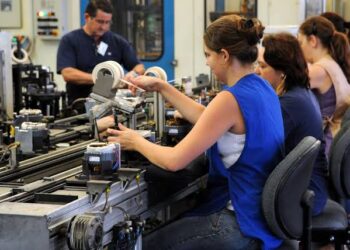 Com o objetivo de atender a demanda de mercado e oferecer capacitação técnica à população que tenha interesse em ingressar na área de tecnologia da informação, o governo lançou em março o “qualifica SP”. ( Agência Brasil)