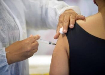 As vacinas são seguras e estimulam o sistema imunológico a proteger a pessoa contra doenças transmissíveis. (Divulgação)