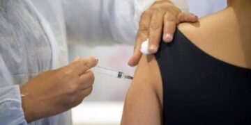 As vacinas são seguras e estimulam o sistema imunológico a proteger a pessoa contra doenças transmissíveis. (Divulgação)