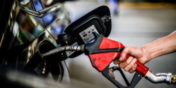 Em nota, a Petrobras destaca que o valor cobrado ao consumidor final nos postos é afetado por outros fatores como impostos, mistura de biocombustíveis e margens de lucro da distribuição e da revenda. (Agência Brasil)