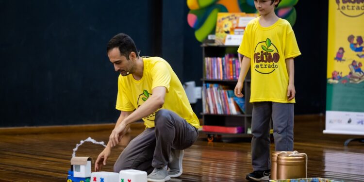 O principal objetivo do projeto é criar pontos de convergência, que direcionem e estimulem a atenção das crianças para os livros. (Divulgação)