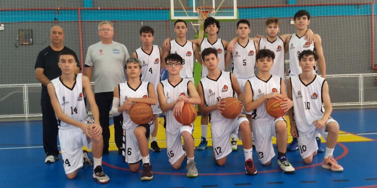 Nas partidas do torneio o time base do "Itapê Basket" está sendo representado pelos atletas João Farpella, Samuel, Caio, Gabriel Galão, João Corrêa, Nelson, Lucas, Victor, Pedro Rosa, Léo, Kaio, Vinicius, Kadu e João Pedro. (Divulgação)