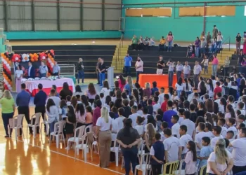 Aproximadamente 500 alunos receberam o certificado de conclusão do curso e fizeram seu juramento de manterem-se afastados das drogas e longe da violência. (Prefeitura de Itapetininga)