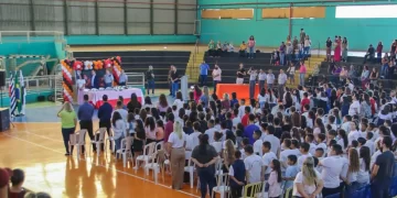 Aproximadamente 500 alunos receberam o certificado de conclusão do curso e fizeram seu juramento de manterem-se afastados das drogas e longe da violência. (Prefeitura de Itapetininga)