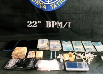 Os suspeitos foram abordados pela PM no bairro e estavam com crack, cocaína e R$ 2.641. (Divulgação/PM)