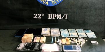 Os suspeitos foram abordados pela PM no bairro e estavam com crack, cocaína e R$ 2.641. (Divulgação/PM)