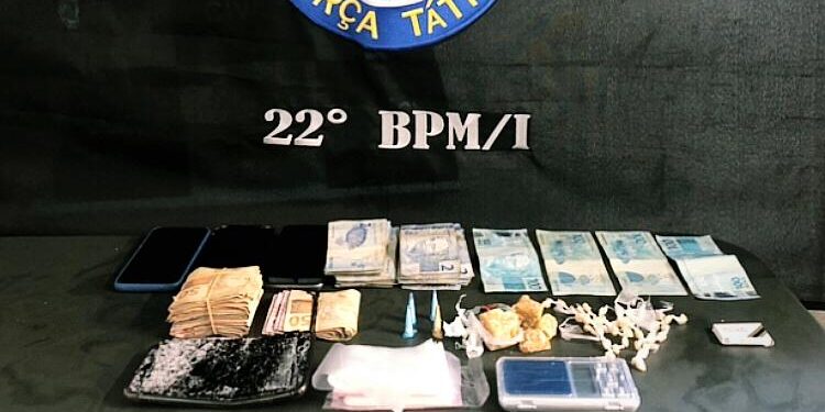 Os suspeitos foram abordados pela PM no bairro e estavam com crack, cocaína e R$ 2.641. (Divulgação/PM)
