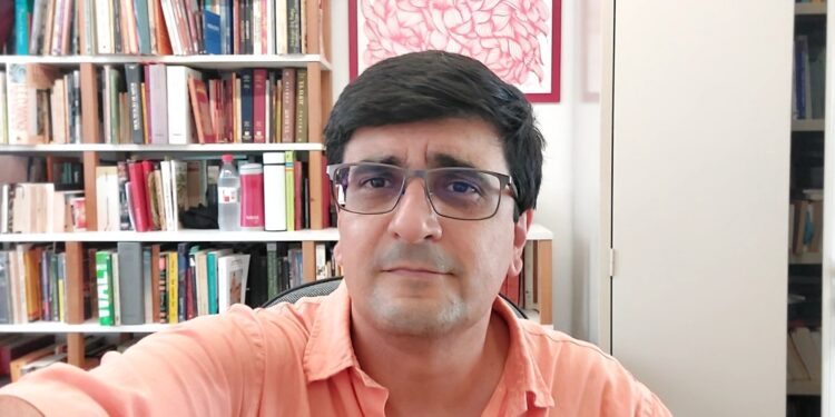 Nascido em Itapetininga, Cassiano é formado em filosofia pela UNICAMP, com pós-graduação na mesma área, mestrado pela mesma instituição e doutorado pela PUC-SP, apesentando um vasto currículo: área de pesquisa em lógica, epistemologia e filosofia da ciência. (Arquivo Pessoal)