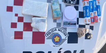 Foram apreendidos cerca de 1 kilo de cocaína, porções de maconha e crack, material para embalagem das drogas e dinheiro em espécie. (Divulgação/Polícia Militar)