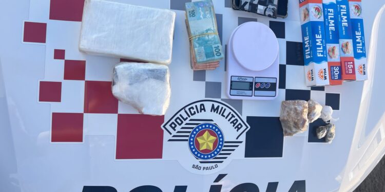 Foram apreendidos cerca de 1 kilo de cocaína, porções de maconha e crack, material para embalagem das drogas e dinheiro em espécie. (Divulgação/Polícia Militar)