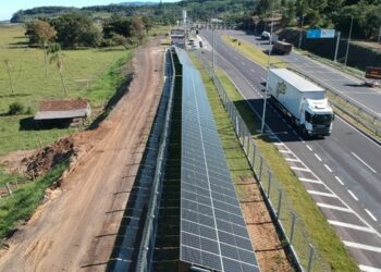 O modelo de energia solar é adotado para abastecer praças de pedágio, call boxes (cabines de telefones de emergência), Painéis de Mensagem Variável (PMV) e redes de wi-fi das rodovias. (Governo do Estado de São Paulo)