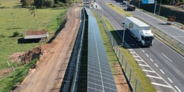 O modelo de energia solar é adotado para abastecer praças de pedágio, call boxes (cabines de telefones de emergência), Painéis de Mensagem Variável (PMV) e redes de wi-fi das rodovias. (Governo do Estado de São Paulo)