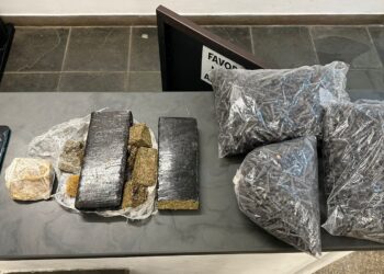 Foram apreendidos dois tijolos e porções menores de maconha, cerca de 200 gramas de crack e 2500 microtubos para embalagem. (Divulgação/Polícia Militar)