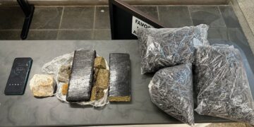 Foram apreendidos dois tijolos e porções menores de maconha, cerca de 200 gramas de crack e 2500 microtubos para embalagem. (Divulgação/Polícia Militar)