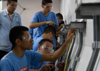 Programa localiza, acompanha, avalia e treina estudantes para atuar em micro e pequenas empresas, que contratam aprendiz com menos custos. (Divulgação)