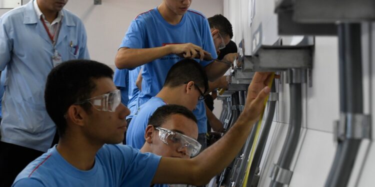 Programa localiza, acompanha, avalia e treina estudantes para atuar em micro e pequenas empresas, que contratam aprendiz com menos custos. (Divulgação)